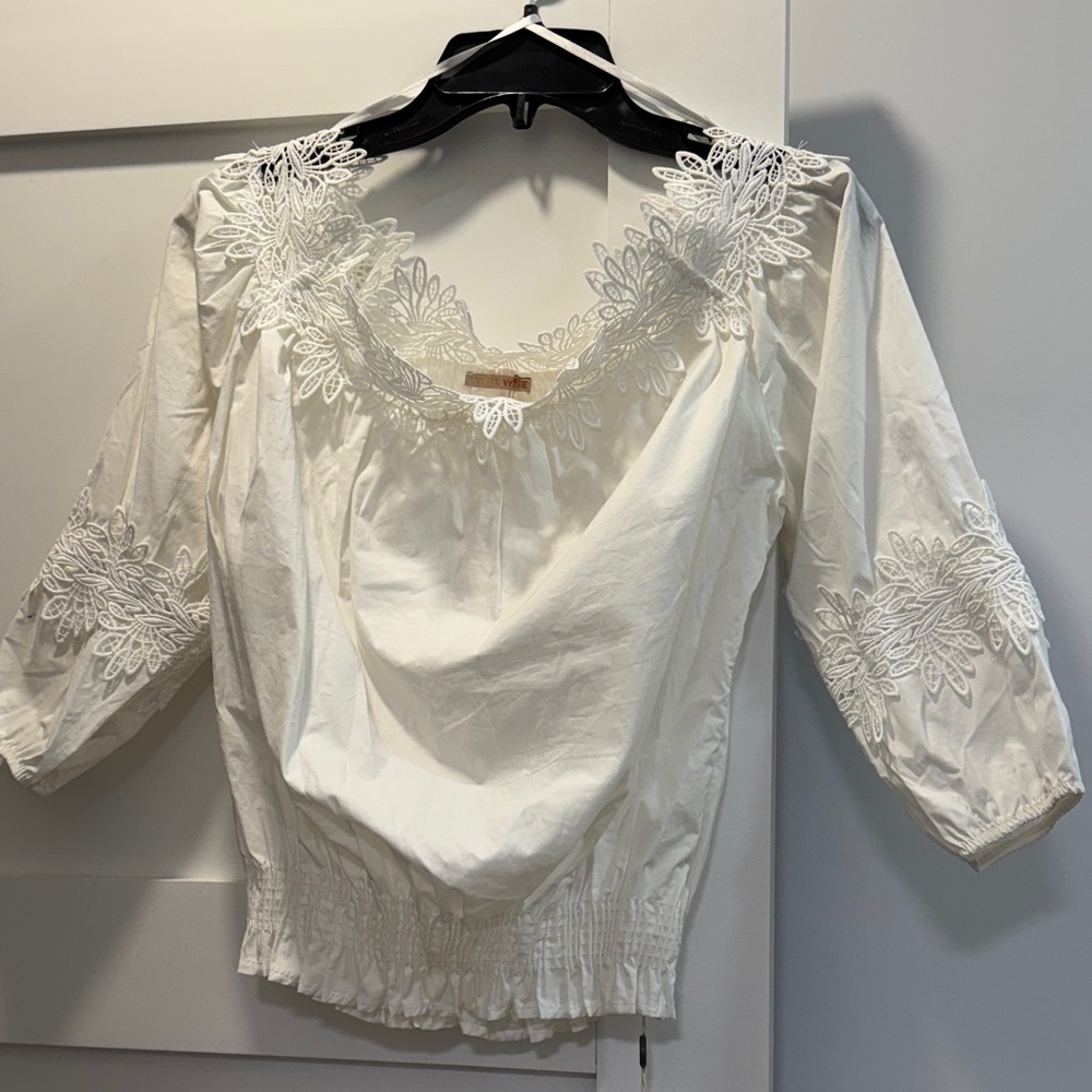 Chic White Floral Embroidered Blouse